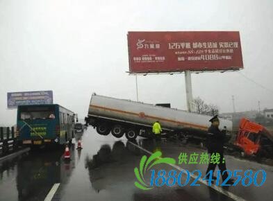 司机一边开车一边与人聊天 油罐车失控撞上护栏