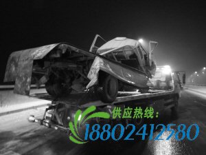 大客被撞 正下车乘客甩在路中间