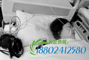 大货车冲破护栏撞上油罐车