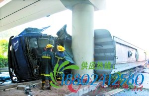 载30吨甲苯油罐车撞上护栏遭锁喉
