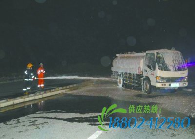 油罐车侧翻三吨柴油泄漏 贵龙大道成“油路”