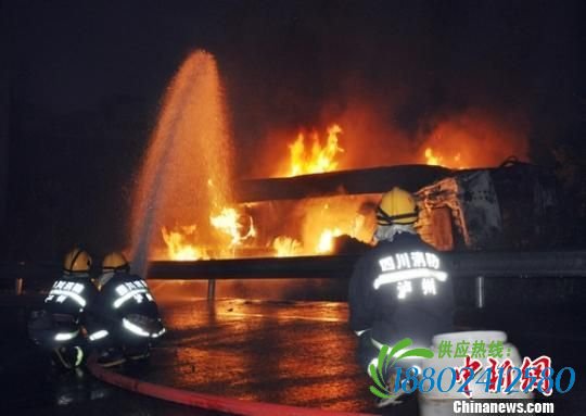 隆纳高速泸县境内一载有15吨的酒精罐车侧翻起火。张远钦 摄