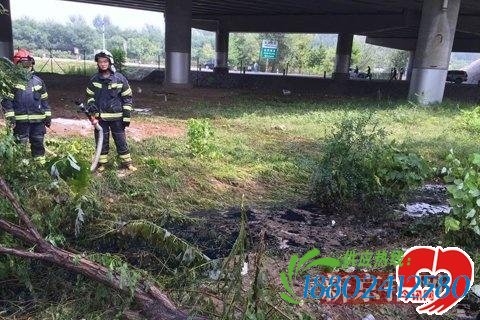 河北牌照油罐车掉头侧翻泄漏 无人员伤亡