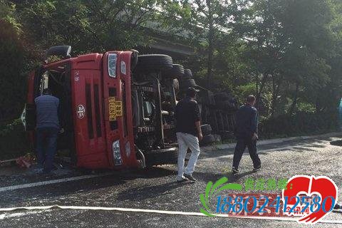 河北牌照油罐车掉头侧翻泄漏 无人员伤亡