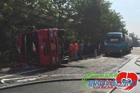 河北牌照油罐车掉头侧翻泄漏 无人员伤亡