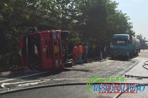 京津高速油罐车掉头侧翻泄漏 无人员伤亡