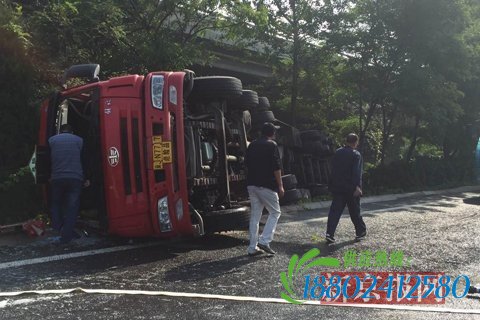 京津高速油罐车掉头侧翻泄漏 无人员伤亡