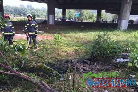 京津高速油罐车掉头侧翻泄漏 无人员伤亡