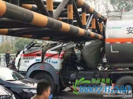 安徽阜阳一辆油罐车撞到限高杆车头被压塌陷