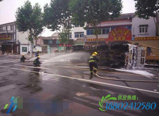 南京：江宁一运载20吨汽油的油罐车发生侧翻泄漏