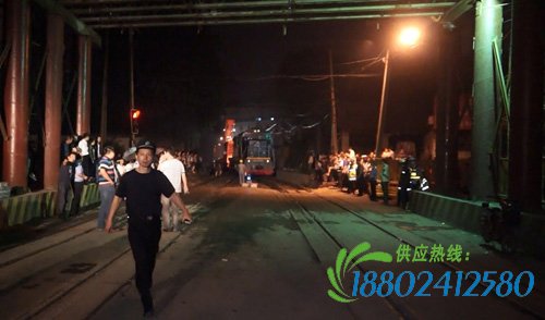 突发！马鞍山一铁道口汽车与火车相撞 1人死亡