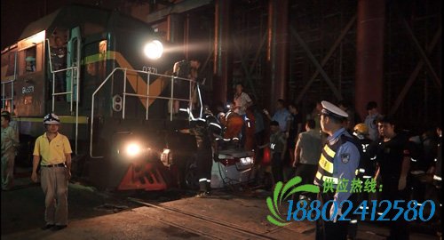 突发！马鞍山一铁道口汽车与火车相撞 1人死亡