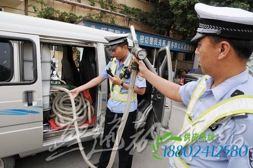 太危险了！面包车内藏油罐往返送油成“炸弹”