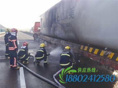 油罐车在高速轮胎爆炸着火 幸好没装汽油