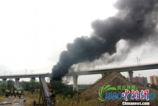 四川绵阳15吨油罐车起火燃烧 成绵乐列车未受影响