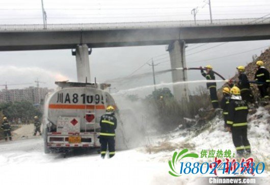 四川绵阳15吨油罐车起火燃烧 成绵乐列车未受影响