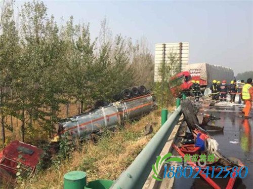 山东荣乌高速近40辆车连环撞 一罐车侧翻露油