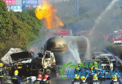 成南高速油罐车追尾险爆炸 消防奋战11小时灭火 