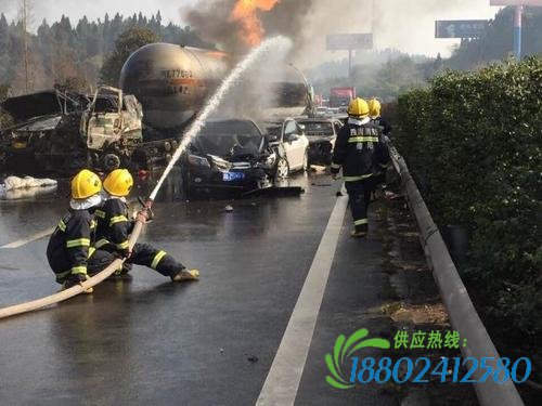 成南高速液化石油气罐车追尾爆炸 致5车被毁伤亡不明 