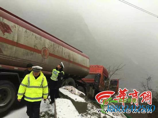 今日上午7时许，212省道136+200M弯道处发生油罐车侧翻事故，占据下行(凤县通往宝鸡)方向半幅路面。而肇事油罐车，撞断路边半米高地锚后，险些蹿入20米深沟。