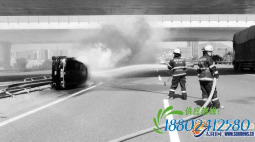 厦门高速上小车追尾前方油罐车 侧翻起火