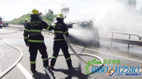 厦门高速上小车追尾前方油罐车 侧翻起火
