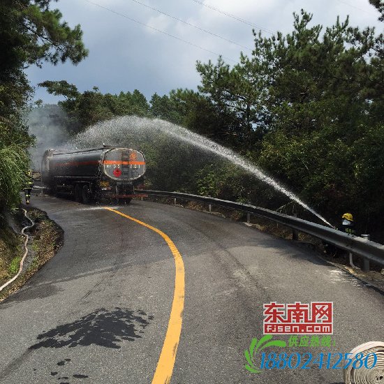 20吨柴油油罐车突发大火 莆田仙游消防成功扑救