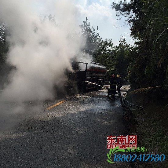 20吨柴油油罐车突发大火 莆田仙游消防成功扑救