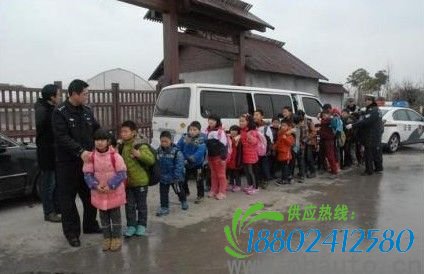 上海警方查获一辆严重超载民办小学黑校车小面包车载客6人