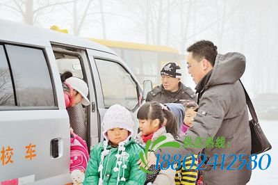 目前,我省农村校车仍以7座微型面包车为主. 