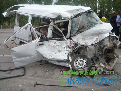 校车与一辆大型货车发生相撞,事故造成校车内两名驾驶员和3名