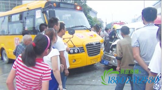 与正丹路交汇处,一辆面包车与一辆幼儿园校车相撞,面包车上一