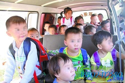 信阳一幼儿园私家车当校车 面包车塞下28个孩子 