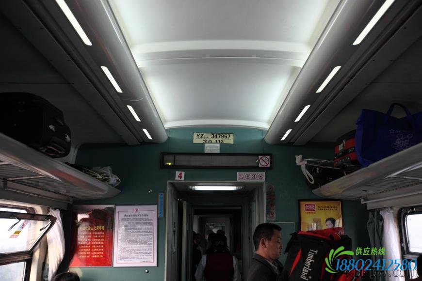 旅客相互避让图片