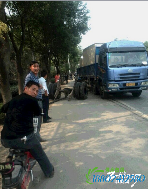 340省道殷村段发生事故：本田撞护拦，油罐车侧翻
