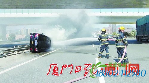 沈海高速一轿车追尾侧翻起火 车上两人紧急逃生