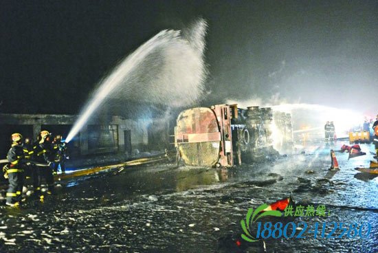 成温邛高速崇州段油罐车爆炸2死2伤