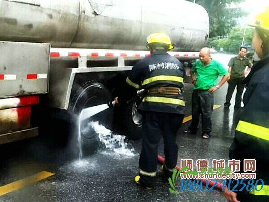 险！油罐车轮胎突冒火，吓得路人四处逃