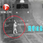 火车撞死穿铁轨女子 - 女子过铁路道口遭火车撞死碾压 - 遭碾压实拍火车撞人穿铁轨遭撞