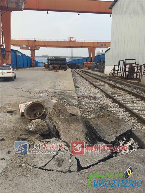 柳州红卫仓建材市场火车倒车撞货车 轮胎都爆了