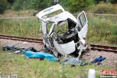 波兰发生汽车与火车相撞事故 致8死2伤(组图)