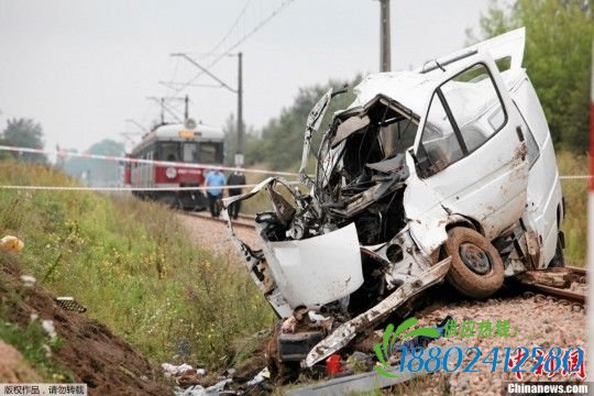 当地时间2012年7月30日，波兰中部罗兹市，一辆载有10人的汽车在一平交路口与一辆火车相撞，造成8人死亡，2人受伤。图为车祸现场。