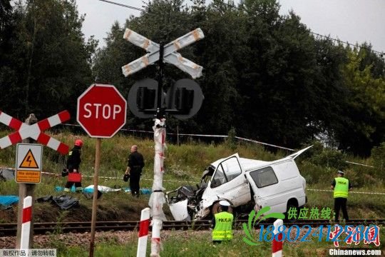 当地时间2012年7月30日，波兰中部罗兹市，一辆载有10人的汽车在一平交路口与一辆火车相撞，造成8人死亡，2人受伤。图为救援人员正在现场施救。