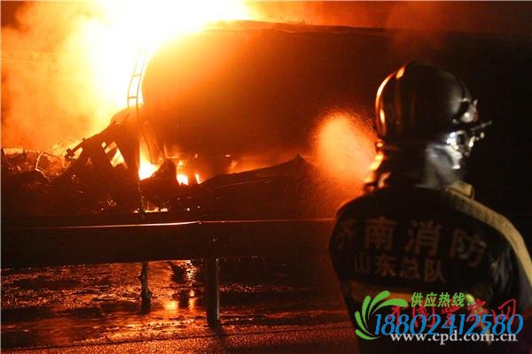 济青高速三车追尾 油罐车起火蔓延200米