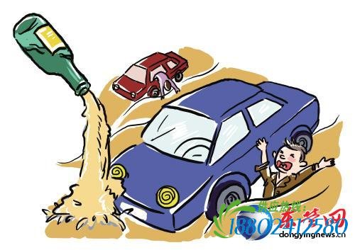都是酒精惹的祸！酒后丑态百出 害人又害己