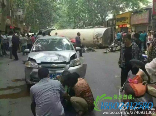 河南偃师一油罐车冲入闹市区 致多人受伤