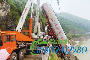 抢险人员起吊罐车