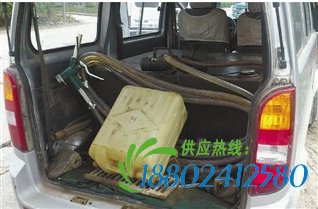 车里装了几百升柴油 面包车变身油罐车