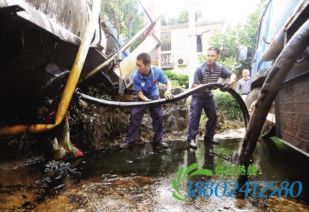 油罐车避开校车侧翻 保住了一车孩子(图)