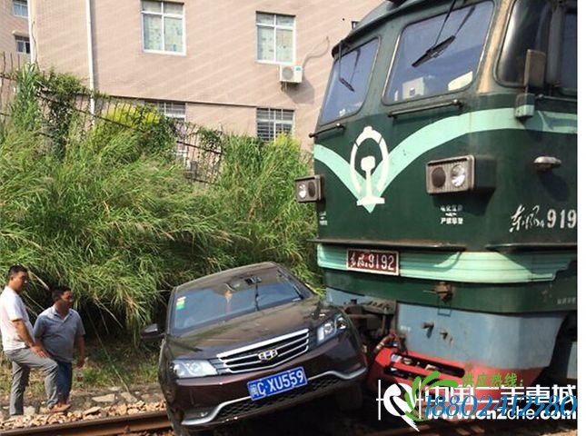福建泉州汽车与火车相撞